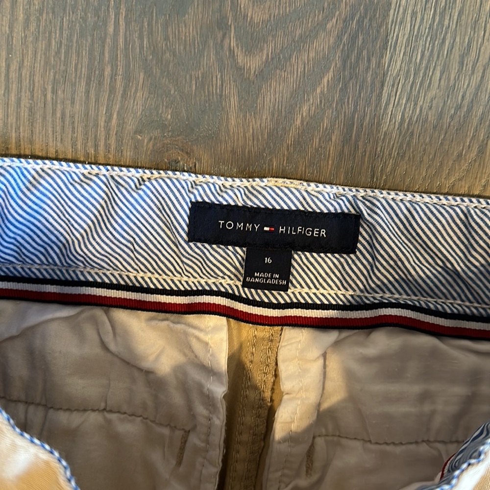 Tommy Hilghiger - Picture 2 of 2